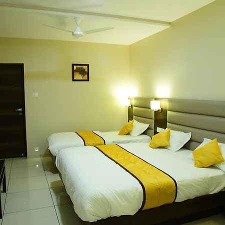Hotel Ahmedabad Inn Bagian luar foto